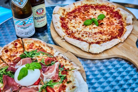 Pizza und Getränke am Abend